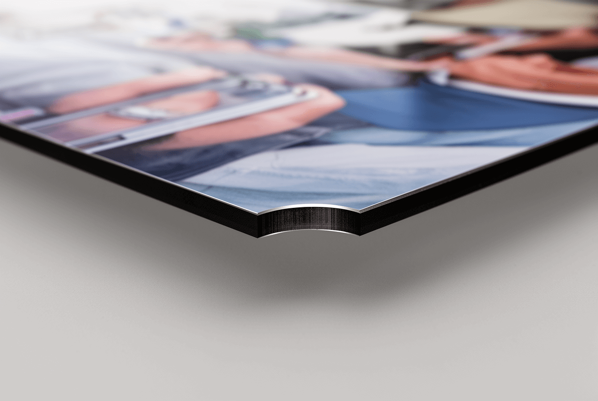 Détail découpe CNC panneau signalétique sur mesure